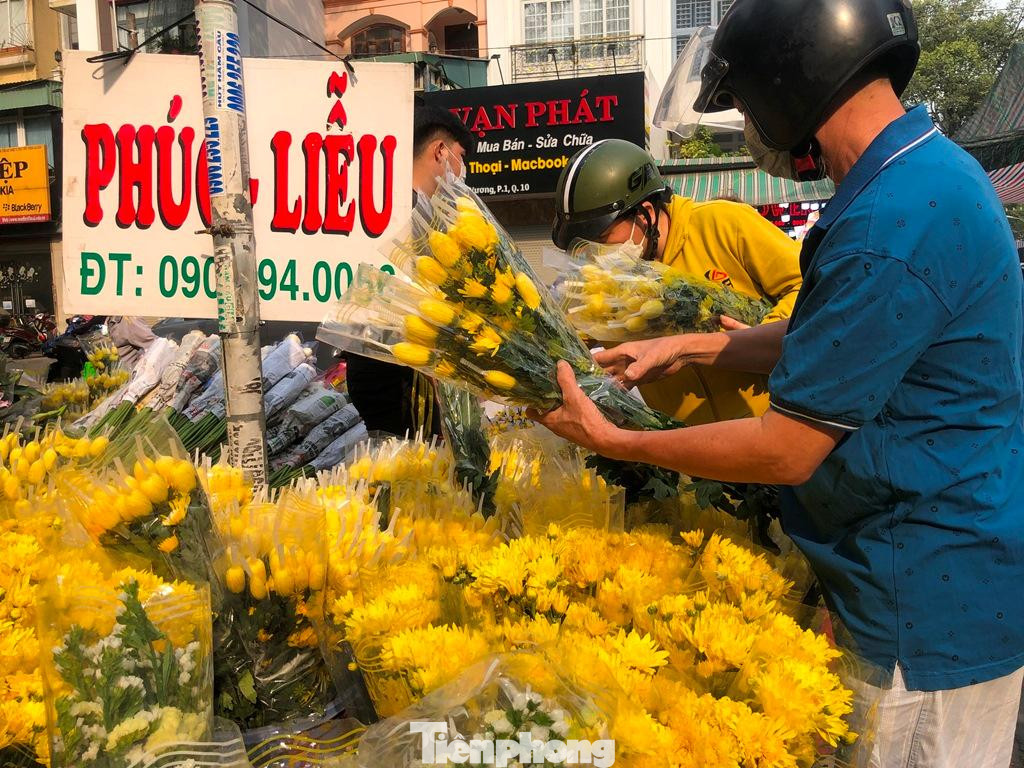 Cúc vàng ươm, hàng từ Đà Lạt vừa đưa xuống có giá tầm 50.000 đồng/bó.