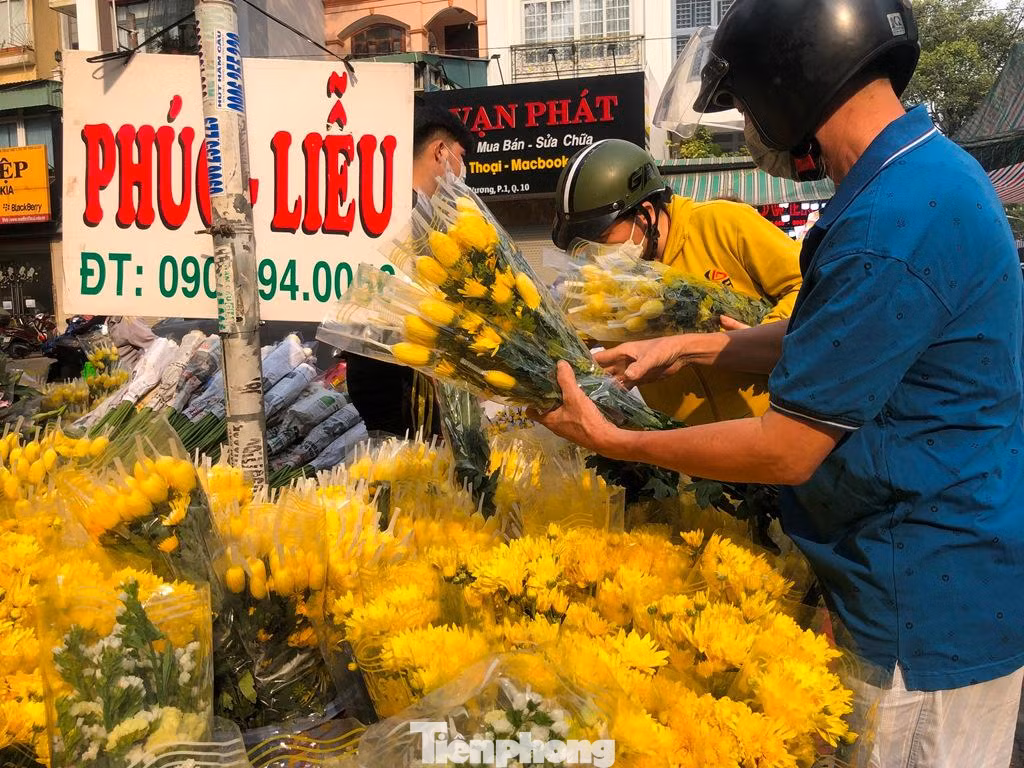 Cúc vàng ươm, hàng từ Đà Lạt vừa đưa xuống có giá tầm 50.000 đồng/bó.