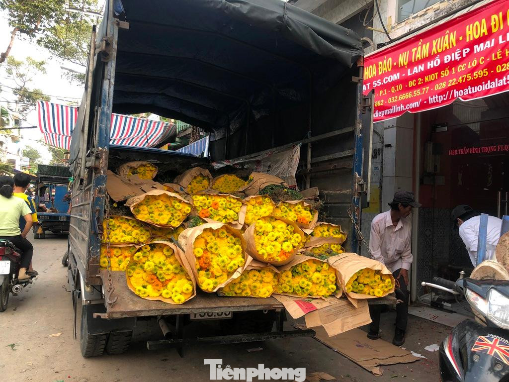 Một xe tải nhỏ chuẩn bị xuống hoa cho sạp.