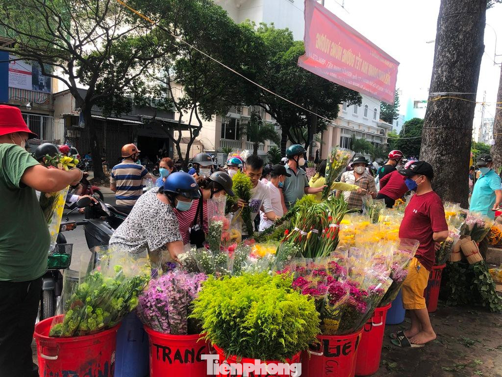 Trên nhiều tuyến đường Hùng Vương, Lý Thái Tổ... hoa được bày bán ngay trên vỉa hè để khách để mua, các loại hoa có giá tầm 50.000-100.000 đồng/bó tùy loại.