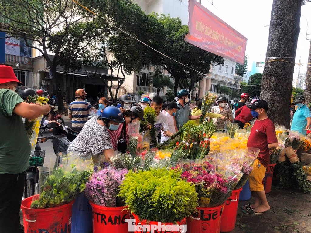 Trên nhiều tuyến đường Hùng Vương, Lý Thái Tổ... hoa được bày bán ngay trên vỉa hè để khách để mua, các loại hoa có giá tầm 50.000-100.000 đồng/bó tùy loại.