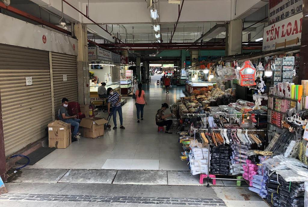 Chợ ngày cuối tuần nhưng buồn thiu.