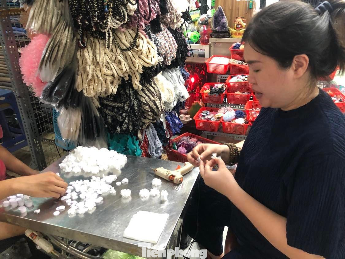 Tiểu thương chợ Đại Quang Minh cho rằng việc tăng giá thuê quầy sạp cần phải hợp lý và có lộ trình Tiểu thương chợ Đại Quang Minh cho rằng việc tăng giá thuê quầy sạp cần phải hợp lý và có lộ trình