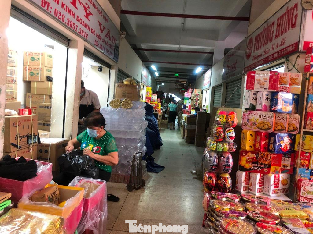 Ngày 8/1, ghi nhận tại nhiều chợ truyền thống như Bình Tây (quận 5), Bà Chiểu (quận Bình Thạnh), Tân Định (quận 1), tiểu thương kinh doanh bánh kẹo, mứt Tết... ngồi lặng lẽ chờ đợi khách mua. Bà Vân, tiểu thương nhiều năm kinh doanh bánh mứt ở quận 5 than thở: "Chưa bao giờ vắng như lúc này, có khi cả ngày chỉ có 1-2 khách đến xem hàng, giá cả". Ngày 8/1, ghi nhận tại nhiều chợ truyền thống như Bình Tây (quận 5), Bà Chiểu (quận Bình Thạnh), Tân Định (quận 1), tiểu thương kinh doanh bánh kẹo, mứt Tết... ngồi lặng lẽ chờ đợi khách mua. Bà Vân, tiểu thương nhiều năm kinh doanh bánh mứt ở quận 5 than thở: "Chưa bao giờ vắng như lúc này, có khi cả ngày chỉ có 1-2 khách đến xem hàng, giá cả".
