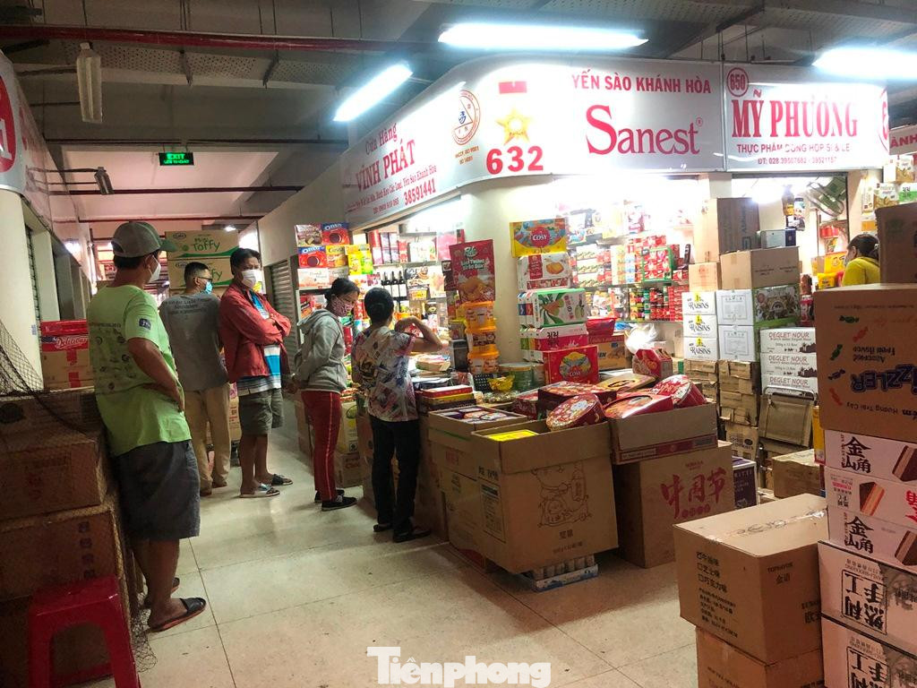 Người bán hàng, người phụ việc còn nhiều hơn người mua. "Mọi năm thời điểm này hàng hóa nhập kho tấp nập, chúng tôi phải thuê thêm điểm trữ hàng nhưng năm nay, có khách đặt mình mới dám lấy, nhập hàng số lượng nhỏ vừa đủ bán thôi" - ông Vĩnh, ngành hàng bánh kẹo cho biết. Người bán hàng, người phụ việc còn nhiều hơn người mua. "Mọi năm thời điểm này hàng hóa nhập kho tấp nập, chúng tôi phải thuê thêm điểm trữ hàng nhưng năm nay, có khách đặt mình mới dám lấy, nhập hàng số lượng nhỏ vừa đủ bán thôi" - ông Vĩnh, ngành hàng bánh kẹo cho biết.