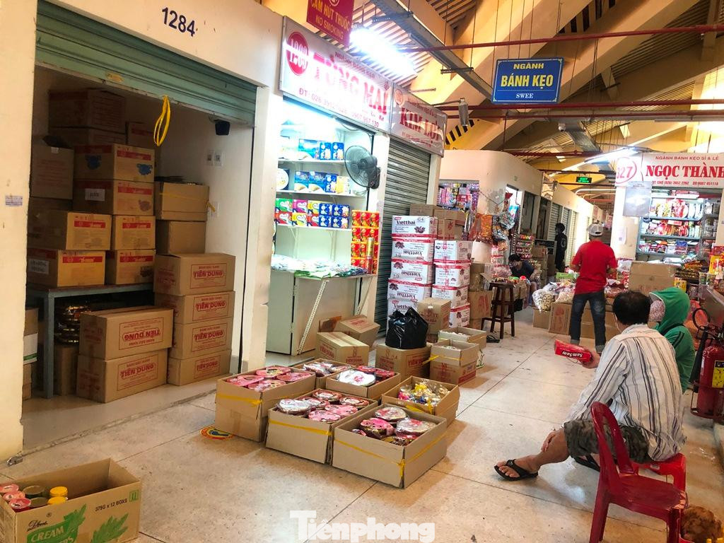 Vắng khách mua, tiểu thương bày hàng ngay giữa lối đi. Vắng khách mua, tiểu thương bày hàng ngay giữa lối đi.