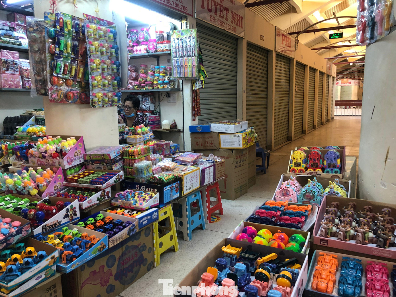 Tại chợ Bình Tây, một dãy dài các quầy sạp vẫn "cửa đóng then cài", dù chợ đã mở cửa trở lại từ 2 tháng qua, hơn nữa lại đang vào mùa cao điểm hàng Tết. Tại chợ Bình Tây, một dãy dài các quầy sạp vẫn "cửa đóng then cài", dù chợ đã mở cửa trở lại từ 2 tháng qua, hơn nữa lại đang vào mùa cao điểm hàng Tết.