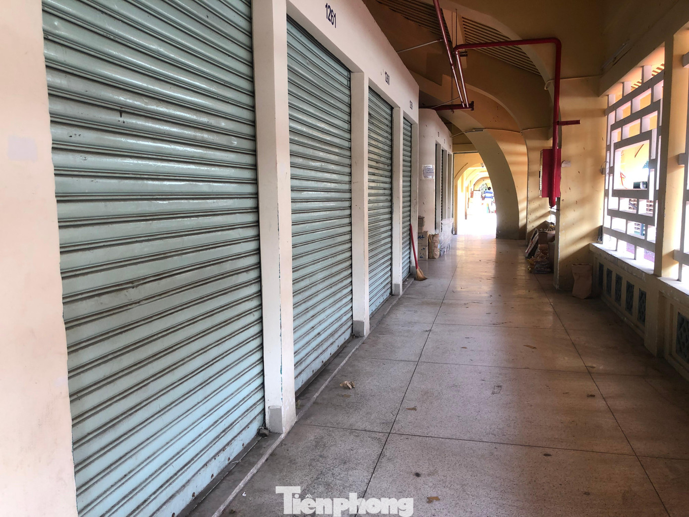 Khu vực bán buôn sôi động, sầm uất nay không một bóng người. Khu vực bán buôn sôi động, sầm uất nay không một bóng người.