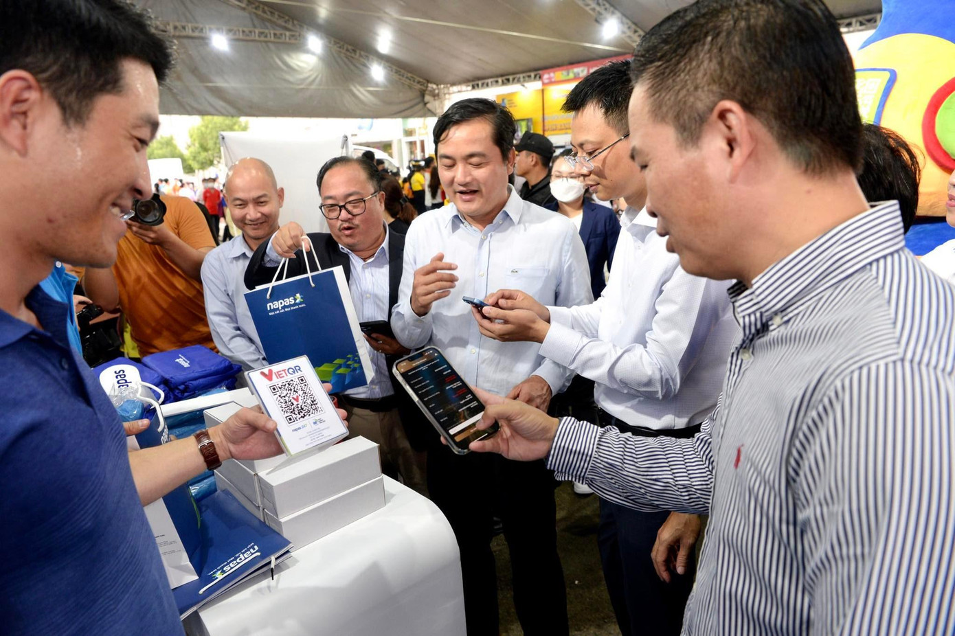 Các đại biểu quét mã QR tại chương trình