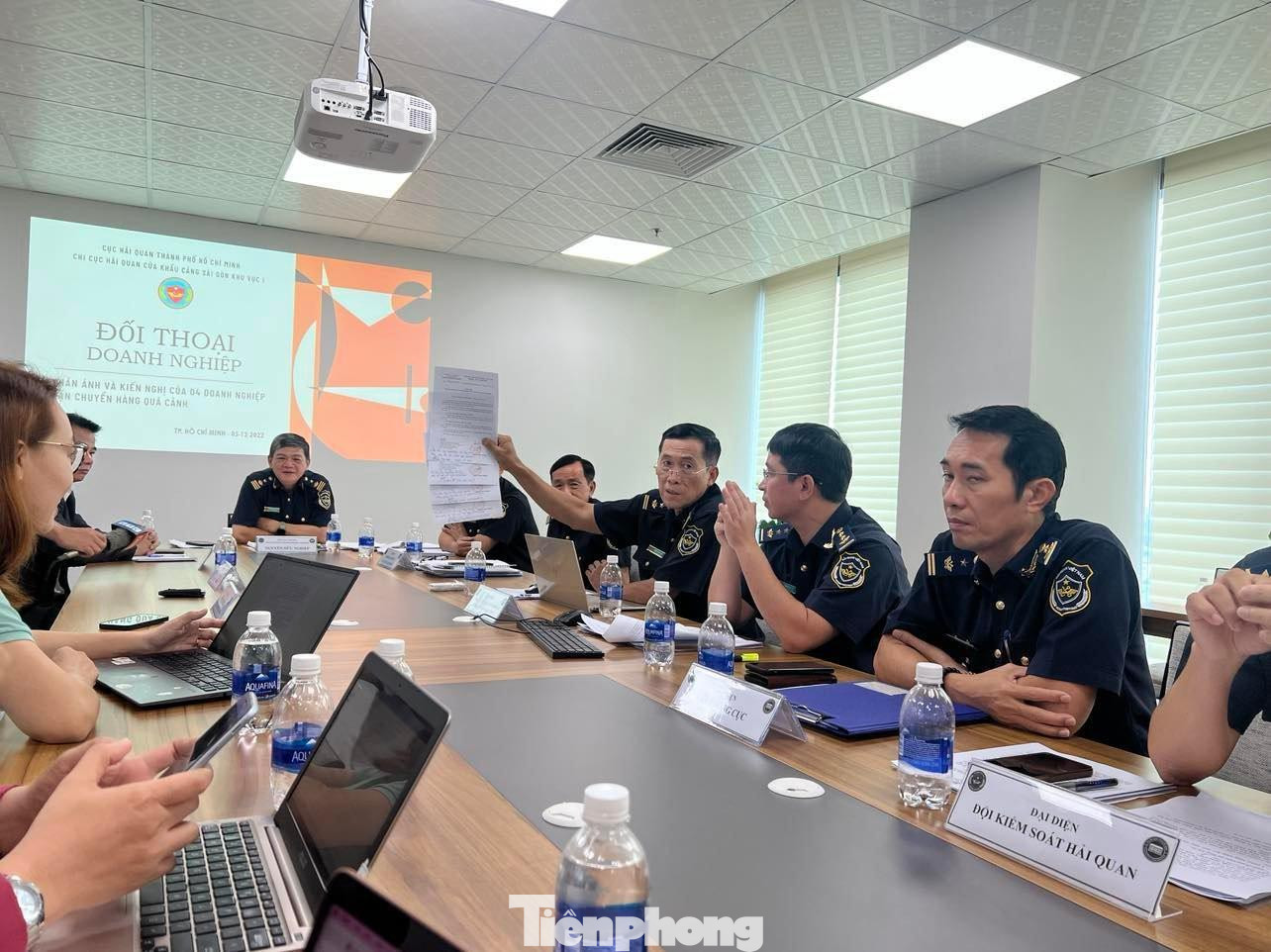 Lãnh đạo Chi cục Hải quan Khu vực 1 cho biết đã gửi văn bản đến 4 DN có khiếu nại về cán bộ của Chi cục để lắng nghe trực tiếp ý kiến của DN. Lãnh đạo Chi cục Hải quan Khu vực 1 cho biết đã gửi văn bản đến 4 DN có khiếu nại về cán bộ của Chi cục để lắng nghe trực tiếp ý kiến của DN.