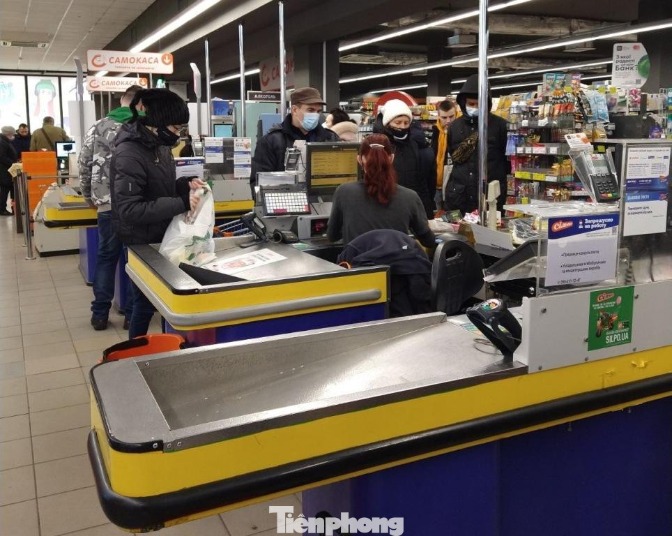 Người dân chờ thanh toán tiền ở một siêu thị tại Kiev