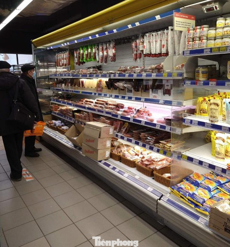 Thực phẩm tươi, đông lạnh còn rất nhiều.