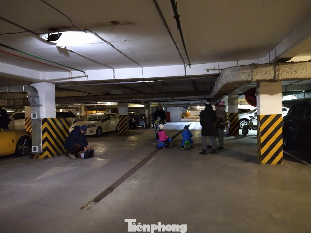 Trẻ em hồn nhiên vui chơi ngay trong hầm trú ẩn