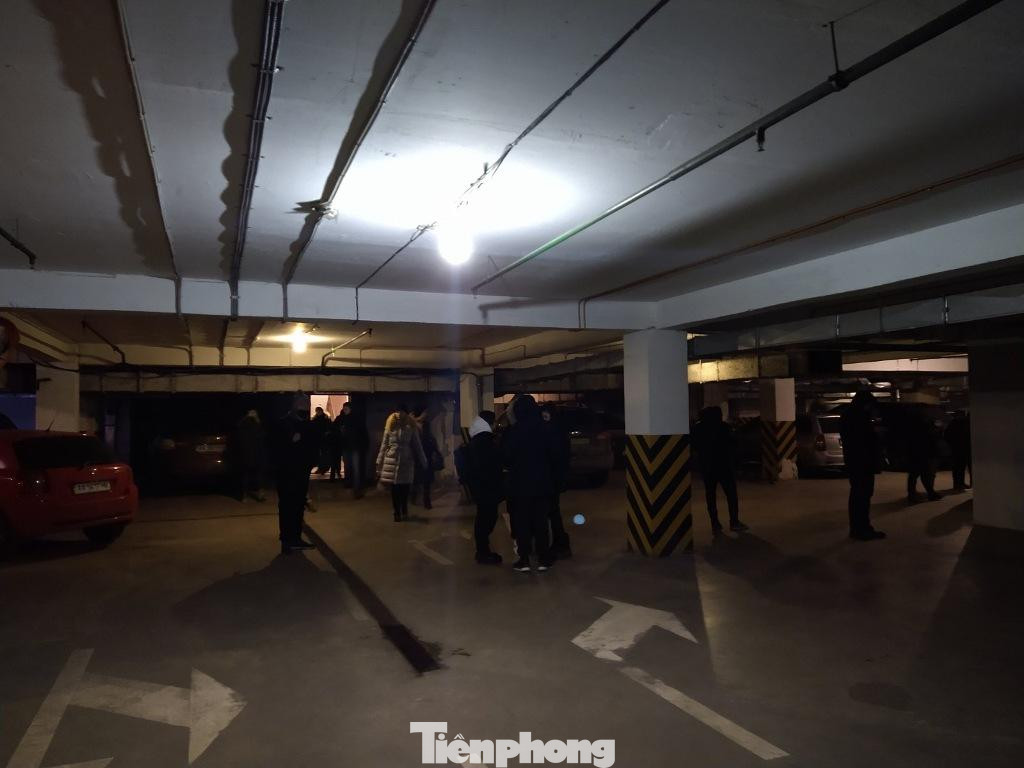 Khu nhà cao tầng nơi ông Hoàng sinh sống có 2 tầng để xe khá rộng. Người dân đã đến đây trú ẩn sau khi cuộc xung đột vũ trang xảy ra.