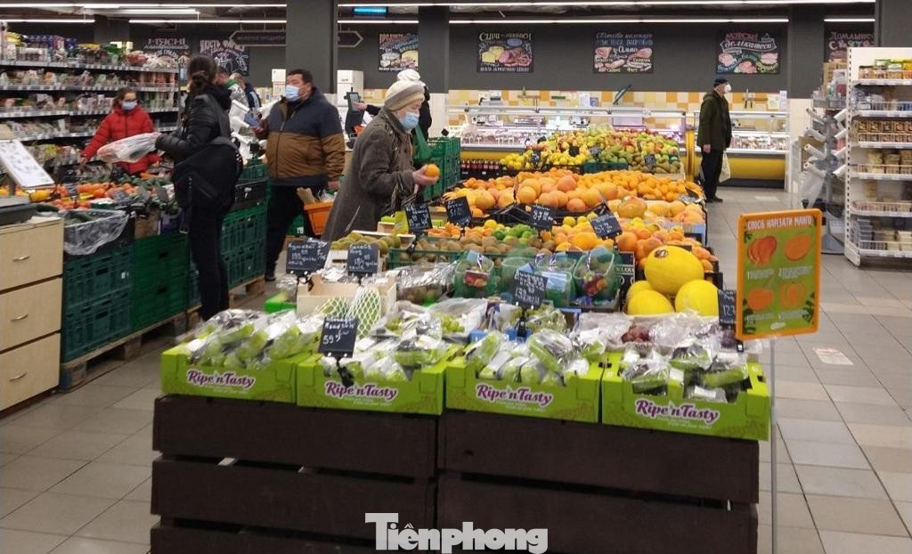 Trong siêu thị, thực phẩm vẫn còn đủ rau củ, trái cây...