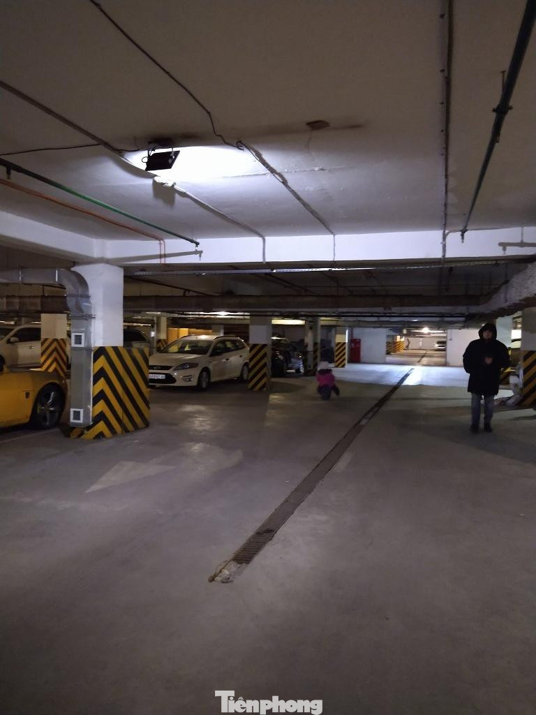 &quot;Các con và vợ tôi đã xuống hầm trú ẩn. Đây là tầng hầm để xe ở khu nhà cao tầng. Tại hầm trú ẩn, trẻ con vẫn nô đùa, vui chơi... Mọi người vẫn bình an&quot;, ông Nguyễn Hoàng, người Việt Nam đang sinh sống tại thủ đô Kiev, Ukraine chia sẻ.