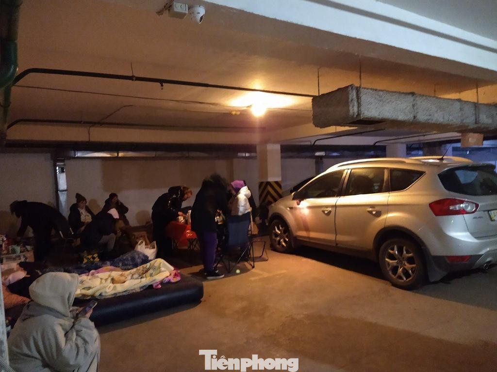 Các gia đình quây quần bên nhau theo dõi tin tức qua internet, chia sẻ với nhau thực phẩm, chỗ nằm...