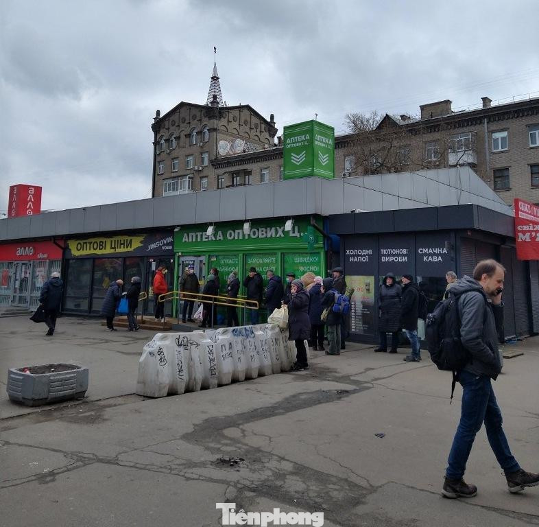 Người dân xếp hàng chờ mua tại các nhà thuốc