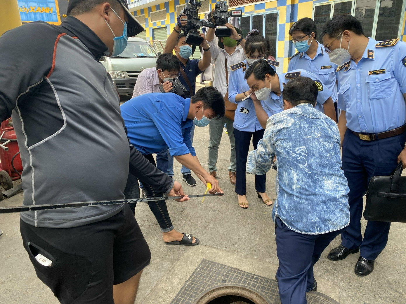 Kiểm tra bồn chứa xăng