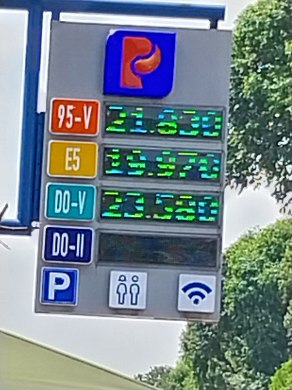 Trên bảng giá của Petrolimex đã không còn kinh doanh xăng RON95-III mà chỉ có RON95-V Trên bảng giá của Petrolimex đã không còn kinh doanh xăng RON95-III mà chỉ có RON95-V