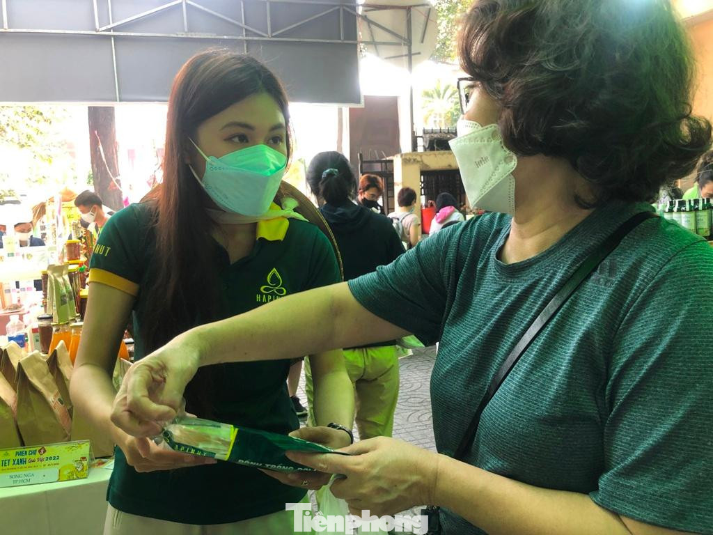 Liên tục có khách hỏi sản phẩm và mua số lượng nhiều, Kiều Bảo Hân (đến từ Quảng Nam) rất vui và bất ngờ vì có nhiều khách ủng hộ. "Đây là lần tham gia hội chợ bán hàng đầu tiên sau 2 năm dịch bệnh. Suốt thời gian đó, tôi đã ấp ủ nhiều dự án làm bún, mì quảng khô (đặc sản quê hương) để giới thiệu đến thực khách. Dịp này, tôi muốn đem nhiều sản phẩm mới lạ để người dân thành phố đổi vị ngày Tết, đồng thời thăm dò thị trường để trong năm có thêm nhiều sản phẩm chất lượng hơn, mang phong vị quê nhà đến phố thị" - cô gái trẻ tâm sự.