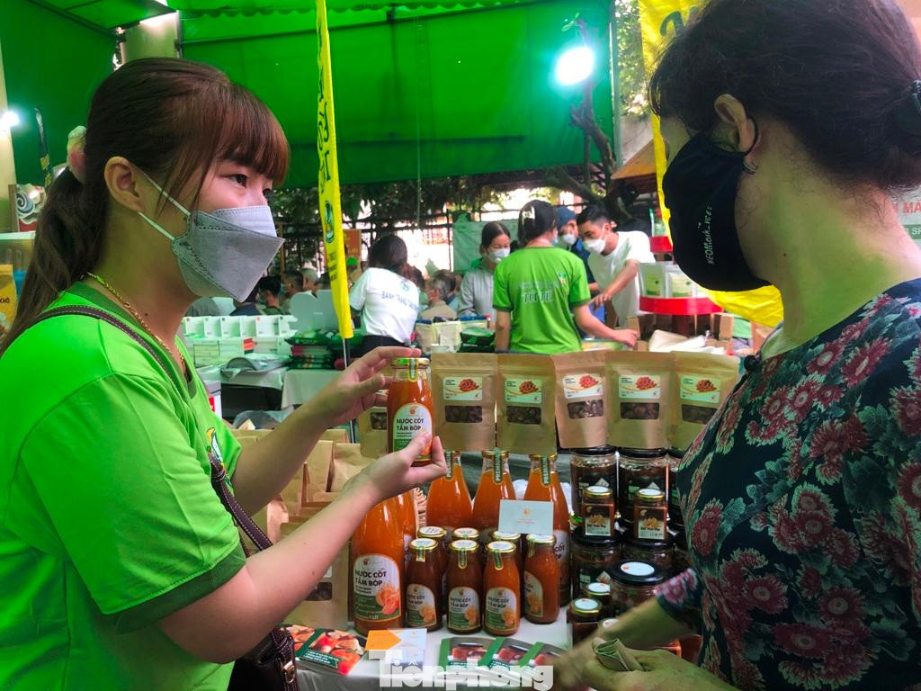 Phiên chợ sẽ diễn ra đến 12 giờ ngày 30/1 (tức ngày 28 tháng Chạp). Ngoài ra, khách có nhu cầu có thể đặt hàng online để được phục vụ.