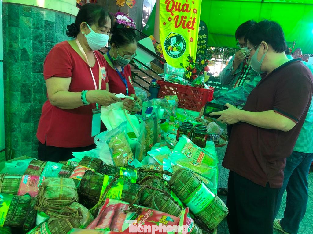 Hàng trăm loại đặc sản vùng miền giới thiệu đến TPHCM.