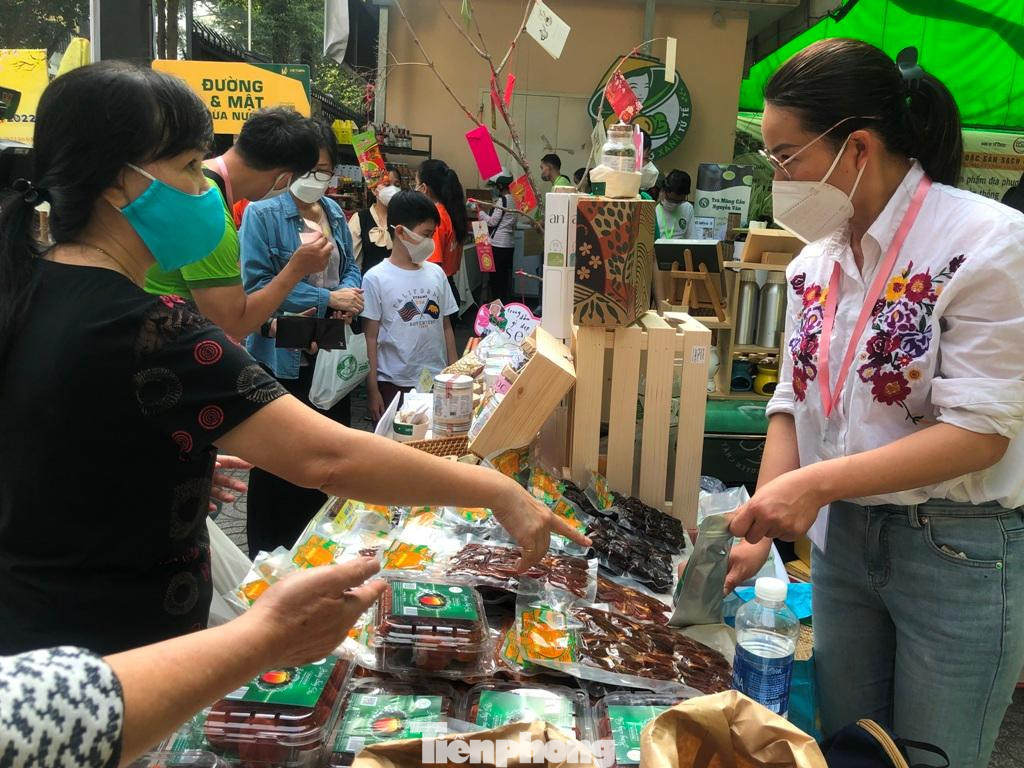 Thành phố trở thành vùng xanh tạo cơ hội để nhiều doanh nghiệp ở các địa phương yên tâm đưa hàng đến bán Tết.