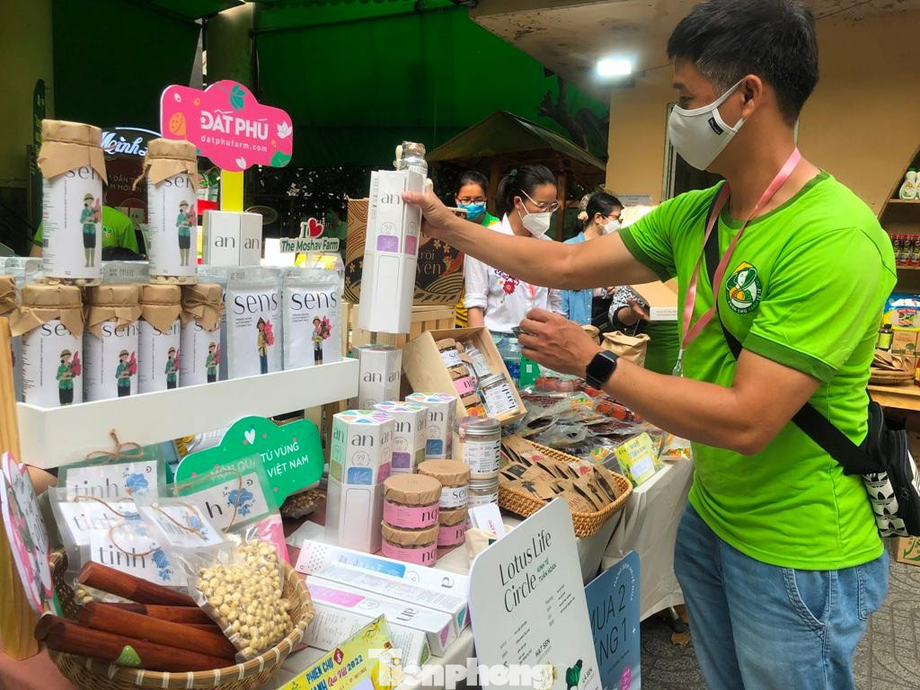 Trong đó, nhiều doanh nghiệp chỉ mới khởi nghiệp được 6 tháng nhưng đã được người tiêu dùng ưa chuộng. Anh Lưu Việt Chương, Giám đốc Công ty TNHH Đất Phú cho biết, lần đầu tiên tham gia hội chợ đã đưa đến nhiều sản phẩm mới như sen sấy nước cốt dừa, nhang thảo mộc, trà tim sen sao vàng hạ thổ… để chào hàng. Mới khởi nghiệp được 6 tháng ngay trong mùa dịch, cơ duyên tình cờ là đến Phú Yên quê bạn chơi, người bạn khoe quê mình có nhiều sen nhưng chủ yếu bán thô. Trăn trở làm cách nào để nâng tầm sản vật địa phương, anh Chương đã quyết định khởi nghiệp cùng sen.