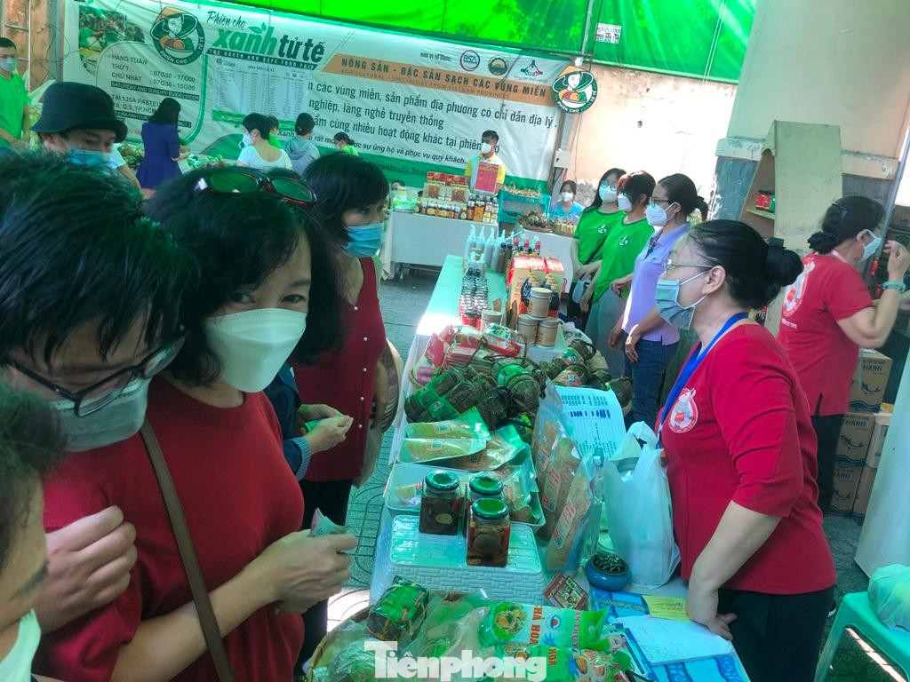 Chả ốc, chả sụn, bánh tét Trà Vinh... hút khách Sài Gòn