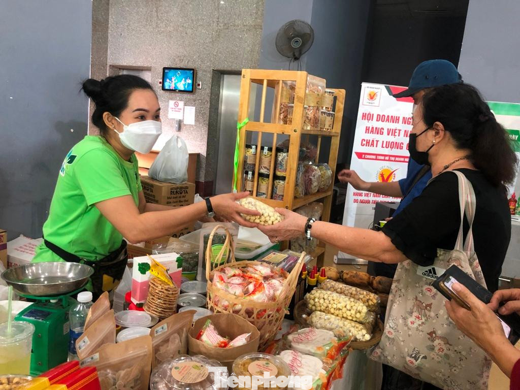 Ghi nhận tại phiên chợ, ngoài các sản phẩm độc lạ thì thực phẩm khô, thực phẩm sức khỏe... được nhiều khách hàng đón nhận. "Sau dịch, vấn đề tăng cường sức khỏe, chọn thực phẩm có thương hiệu được người tiêu dùng quan tâm nhiều hơn. Đó cũng là lý do để chúng tôi chuyển hướng làm thêm các sản phẩm tinh dầu, sản phẩm diệt khuẩn trong mùa dịch" - anh Tiến, đại diện một cơ sở sản xuất tinh dầu ở Khánh Hòa chia sẻ.