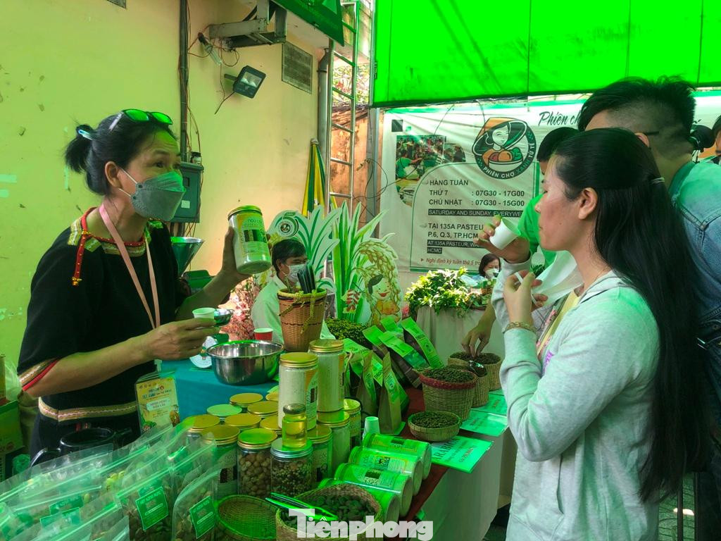 Chị Nguyễn Thị Thơ, đến từ Đắc Lắc giới thiệu hạt kơ-nia, hạt sachi với giá chỉ từ 62.000 đồng/250gram. "Trước dịch mọi người đều nghỉ, không thể ra phiên chợ nên mình chế biến bột ngũ cốc, giới thiệu vào khu cách ly được khách hàng ưa chuộng, giá chỉ từ 75.000-100.000 đồng/kg. Chỉ mới bán hàng buổi sáng nhưng tín hiệu rất tốt, hy vọng những ngày sắp tới sẽ có thêm nhiều khách đến chợ" - chị Thơ kỳ vọng.