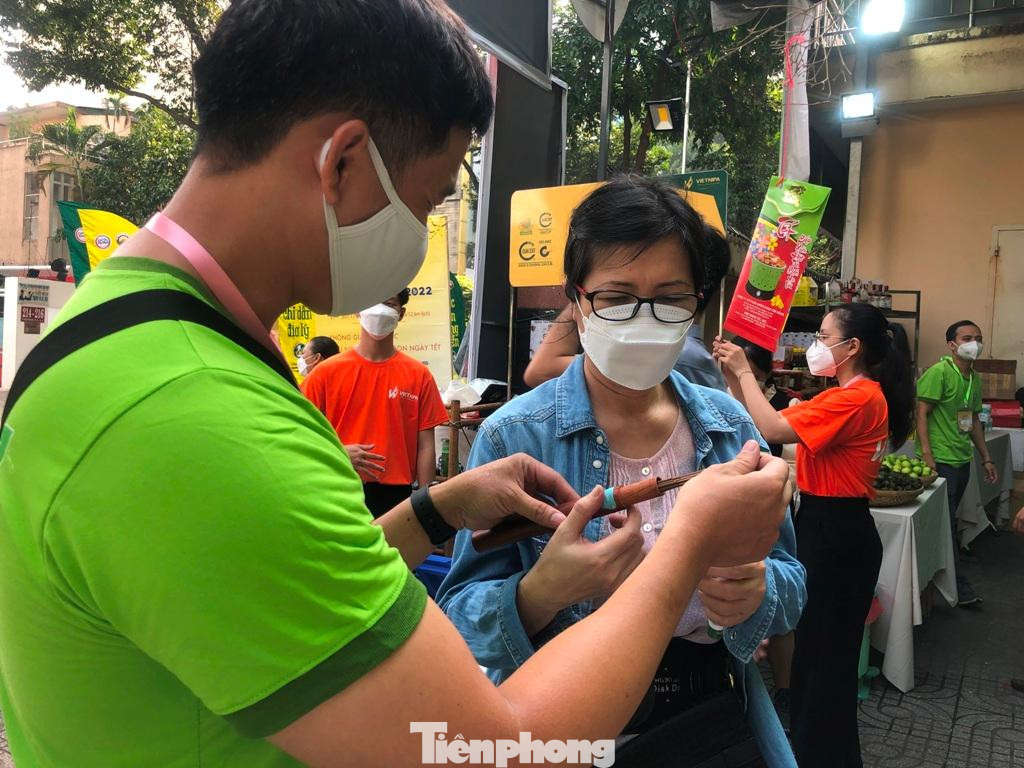 Ngày 27/1, tại phiên chợ "Quà Xuân - Tết Việt" trên đường Pasteur (quận 3), các doanh nghiệp trẻ, doanh nghiệp startup bày đủ các loại sản phẩm vùng miền chào hàng người dân thành phố.