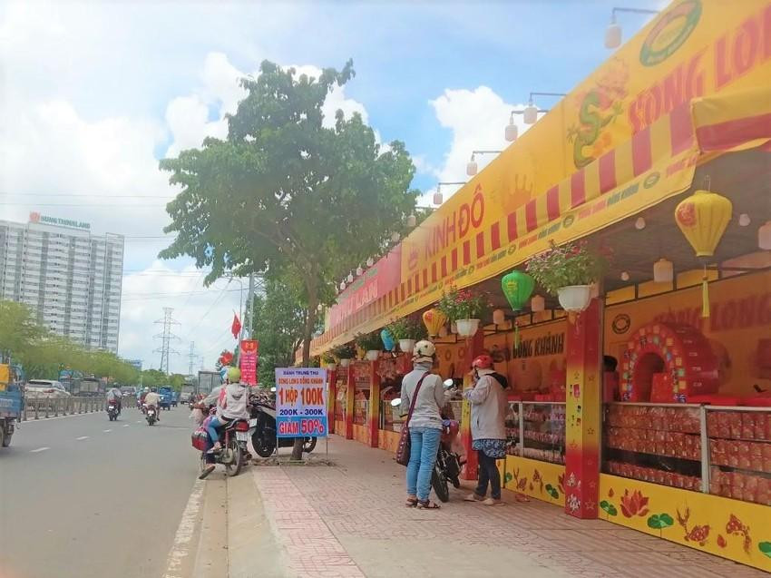 Trên nhiều tuyến đường ở TPHCM như Kinh Dương Vương (quận 6), Hồng Bàng (quận 5), Phan Văn Trị (quận Gò Vấp), Hà Huy Giáp (quận 12) …các điểm bán bánh trung thu đã bắt đầu “xả hàng” với nhiều khuyến mại như mua một tặng 3, giảm giá 50%... Sau giảm, tất cả các loại bánh chỉ còn 100.000 – 300.000 đồng/hộp.