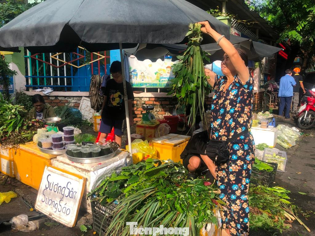 Lá xông là mặt hàng không thể thiếu trong ngày Tết Đoan Ngọ Lá xông là mặt hàng không thể thiếu trong ngày Tết Đoan Ngọ