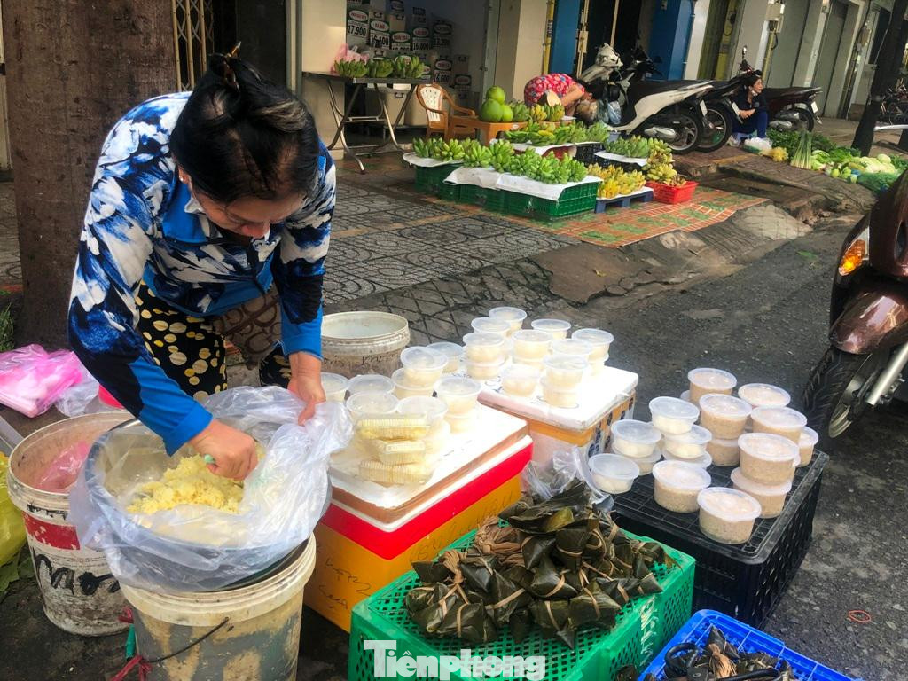 Cơm rượu, xôi vò... có giá từ 25.000- 35.000 đồng/hộp, giá này so với năm 2021 vẫn không thay đổi. Cơm rượu, xôi vò... có giá từ 25.000- 35.000 đồng/hộp, giá này so với năm 2021 vẫn không thay đổi.