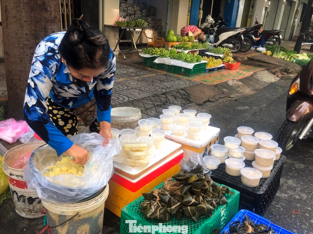 Cơm rượu, xôi vò... có giá từ 25.000- 35.000 đồng/hộp, giá này so với năm 2021 vẫn không thay đổi.