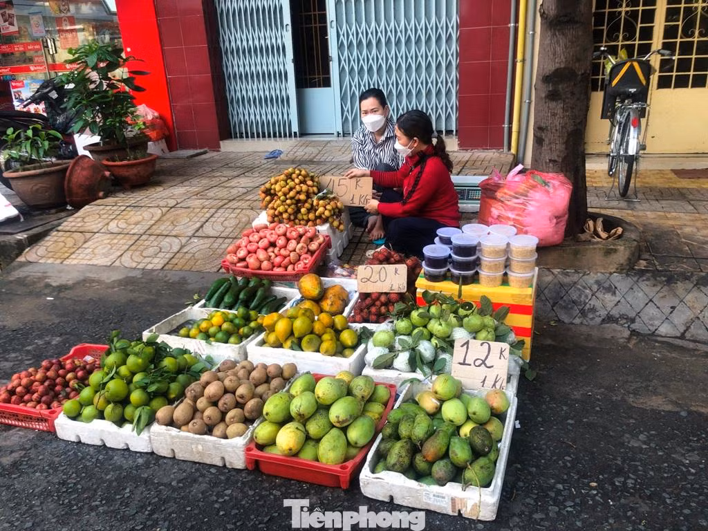 Nhiều loại trái cây mùa hè có giá khá rẻ, như xoài chỉ 12.000 đồng/kg