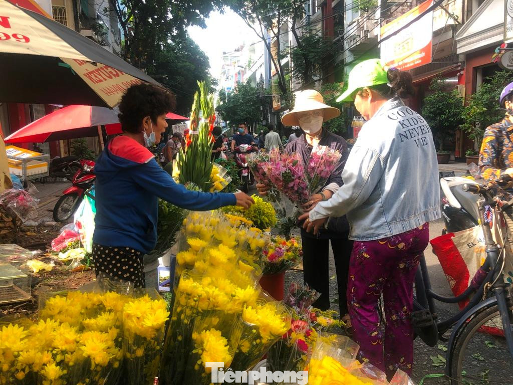 Hoa tăng giá nhẹ khoảng 10%, giá từ 35.000-65.000 đồng/bó, tùy loại Hoa tăng giá nhẹ khoảng 10%, giá từ 35.000-65.000 đồng/bó, tùy loại