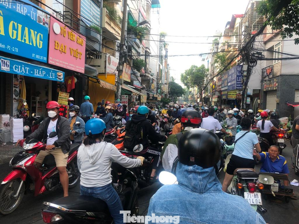 Chợ truyền thống đông nghịt giữa trưa ngày 3/6 Chợ truyền thống đông nghịt giữa trưa ngày 3/6