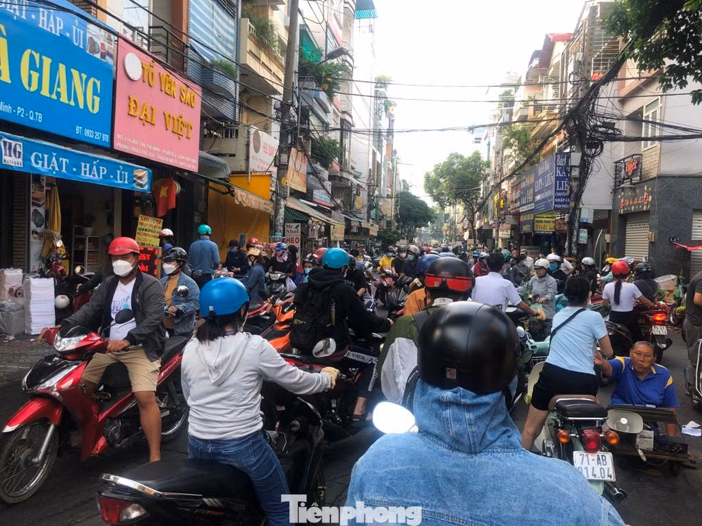 Chợ truyền thống đông nghịt giữa trưa ngày 3/6