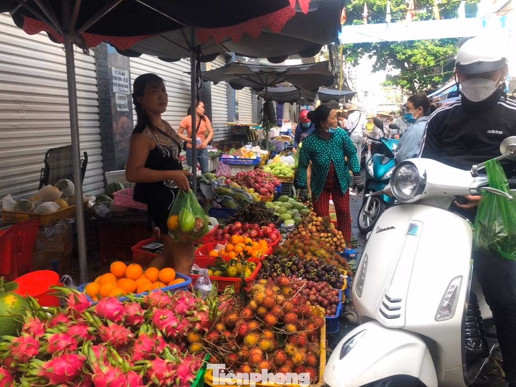 Tiểu thương mong bán được nhiều hàng hóa trong ngày này