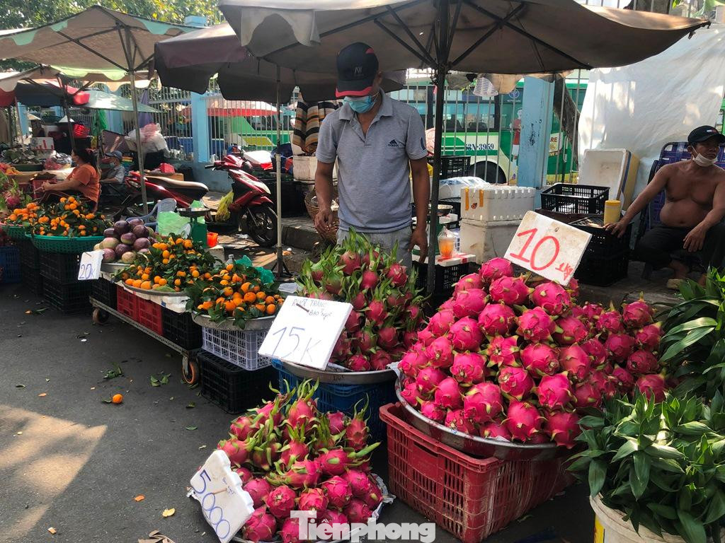 Thanh long tai tươi rói giá chỉ 5.000 đồng/kg Thanh long tai tươi rói giá chỉ 5.000 đồng/kg