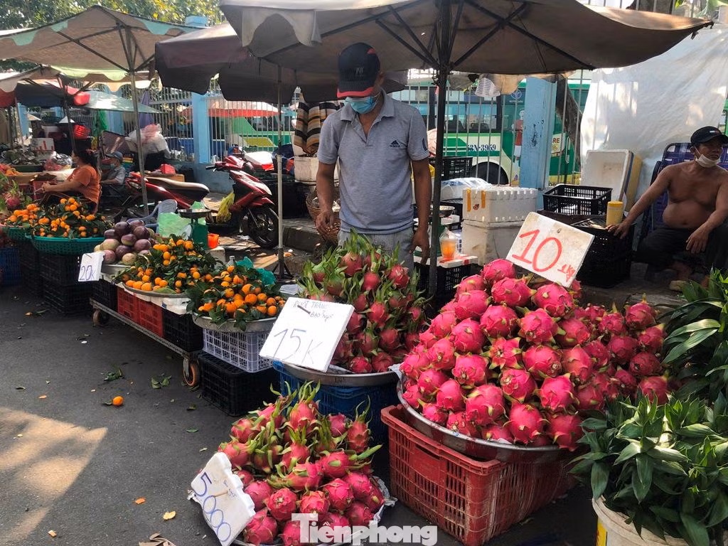 Thanh long tai tươi rói giá chỉ 5.000 đồng/kg