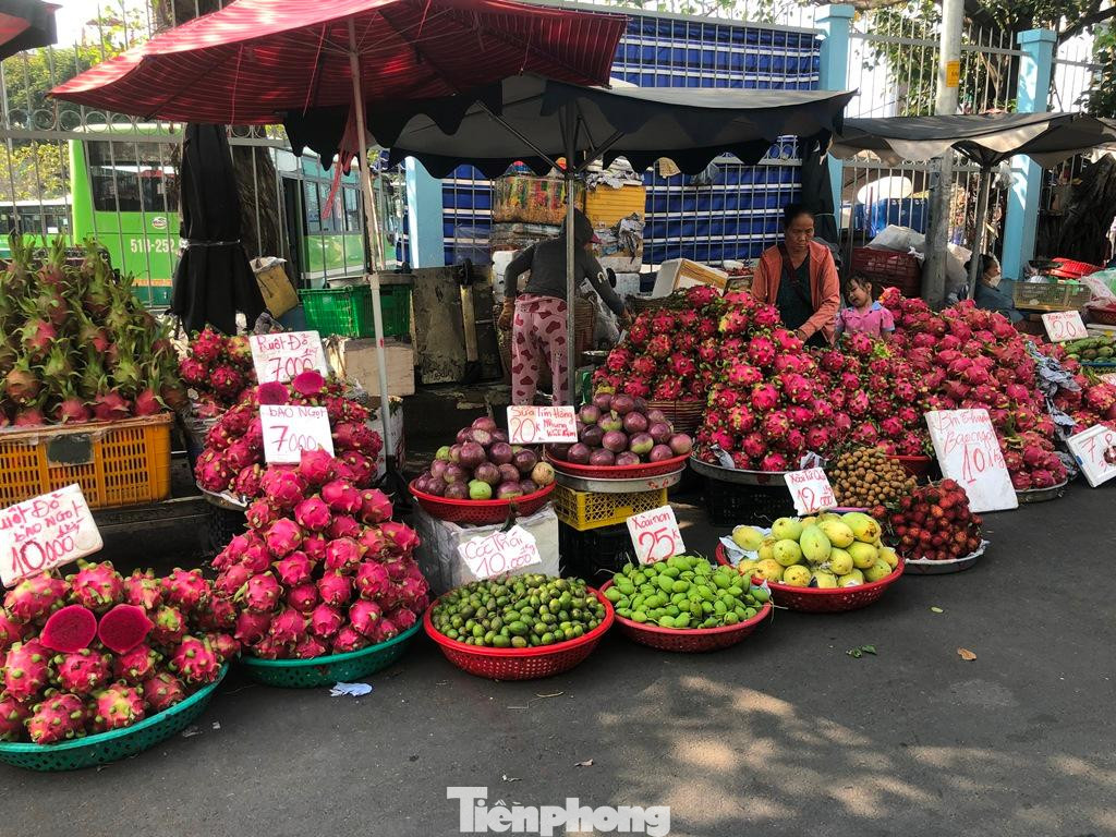 Mặt hàng thanh long là loại trái cây xuất hiện nhiều nhất tại các quầy hàng và cũng có giá rẻ nhất Mặt hàng thanh long là loại trái cây xuất hiện nhiều nhất tại các quầy hàng và cũng có giá rẻ nhất