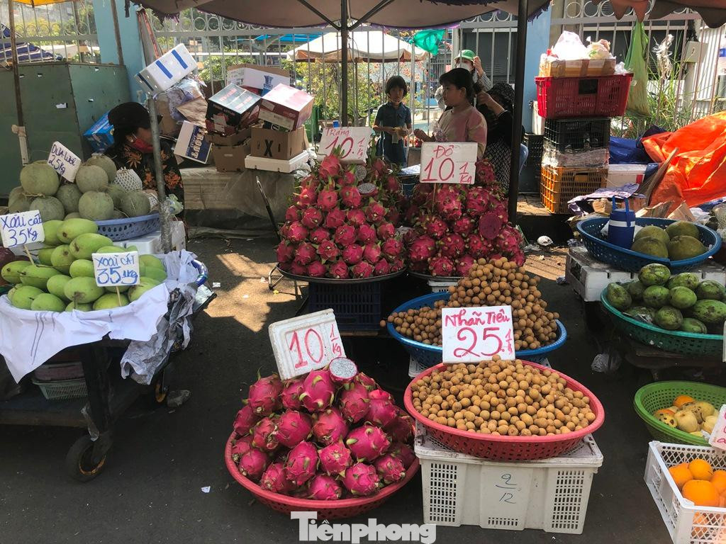 Nhiều loại trái cây như xoài, thanh long, nhãn, ổi... có giá rẻ bèo dịp cận Tết Nhiều loại trái cây như xoài, thanh long, nhãn, ổi... có giá rẻ bèo dịp cận Tết