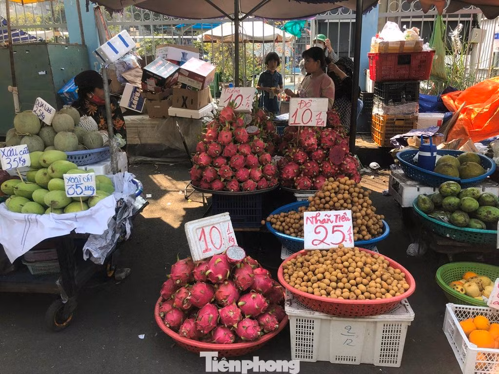 Nhiều loại trái cây như xoài, thanh long, nhãn, ổi... có giá rẻ bèo dịp cận Tết