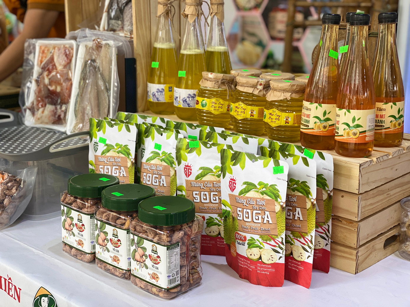 Những sản vật của nhiều vùng miền hội tụ, giá tốt, phục vụ người dân sắm Tết. Những sản vật của nhiều vùng miền hội tụ, giá tốt, phục vụ người dân sắm Tết.