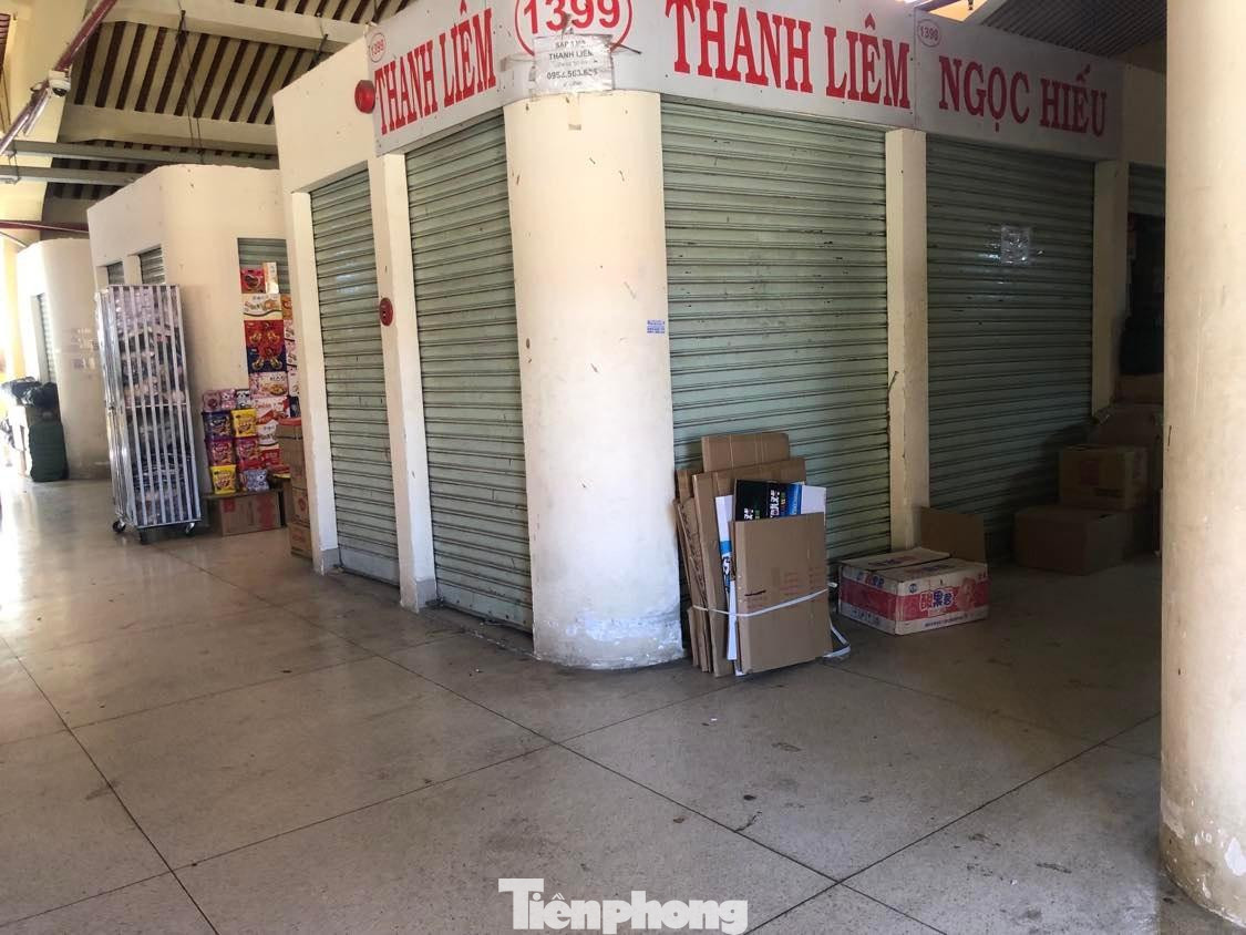 Nhiều sạp hàng trong chợ Bình Tây (quận 6) vẫn "cửa đóng then cài" dù đang vào mùa cao điểm mua bán Tết. Nhiều sạp hàng trong chợ Bình Tây (quận 6) vẫn "cửa đóng then cài" dù đang vào mùa cao điểm mua bán Tết.