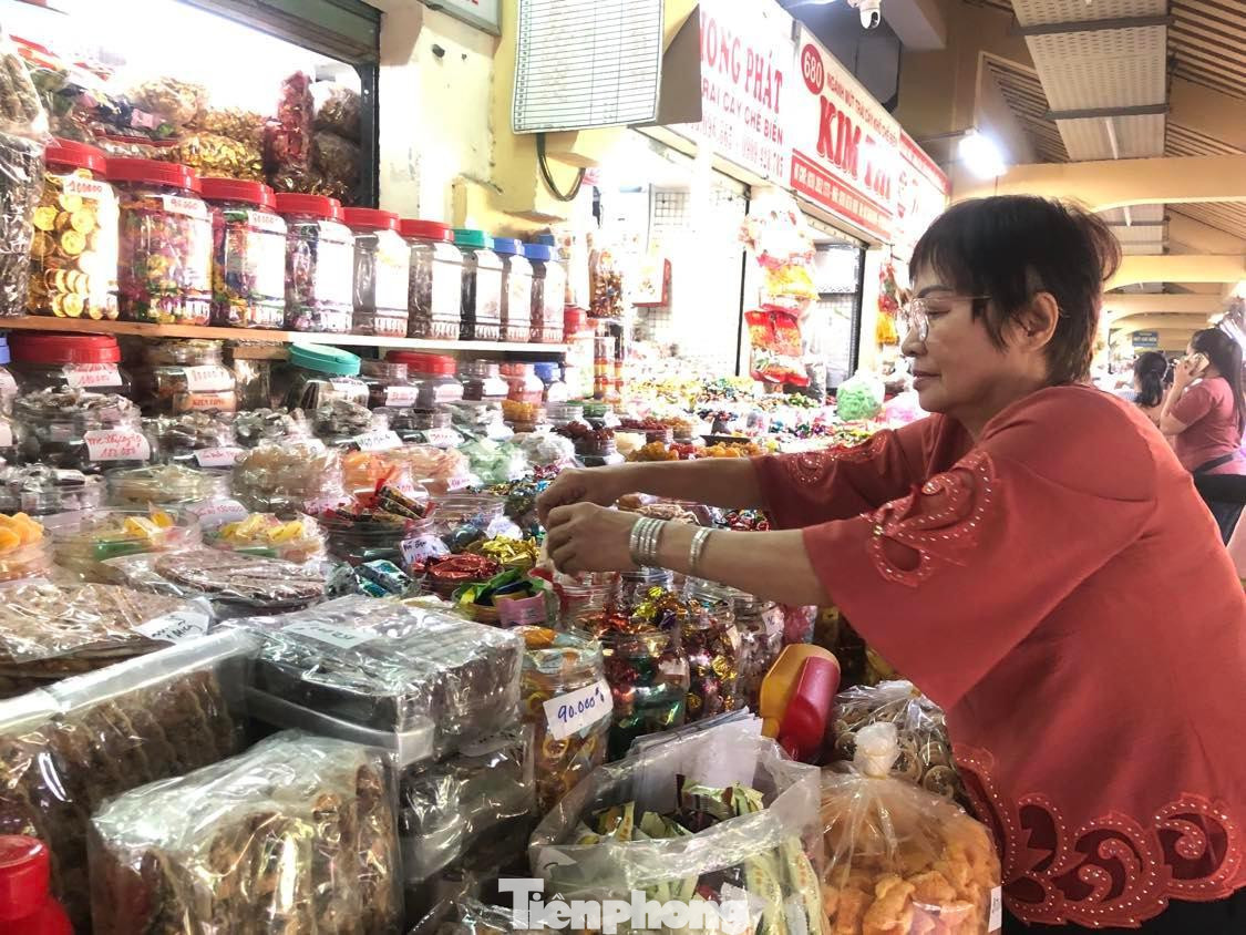 Bà Ứng Thị Liên, trưởng ngành hàng bánh kẹo mứt chợ Bình Tây cho biết, mọi năm vào thời điểm 1-2 tháng trước Tết Nguyên đán, các tiểu thương đã ứng tiền đặt hàng các cơ sở sản xuất bánh, mứt, kẹo để bán sỉ nhưng năm nay không dám trữ hàng. Nguyên nhân theo các tiểu thương là do ảnh hưởng lạm phát, dịch bệnh tại nhiều quốc gia còn phức tạp khiến đơn hàng của các doanh nghiệp Việt gặp khó. Công nhân thất nghiệp về quê sớm nên vắng khách mua hàng so với mọi năm. Bà Ứng Thị Liên, trưởng ngành hàng bánh kẹo mứt chợ Bình Tây cho biết, mọi năm vào thời điểm 1-2 tháng trước Tết Nguyên đán, các tiểu thương đã ứng tiền đặt hàng các cơ sở sản xuất bánh, mứt, kẹo để bán sỉ nhưng năm nay không dám trữ hàng. Nguyên nhân theo các tiểu thương là do ảnh hưởng lạm phát, dịch bệnh tại nhiều quốc gia còn phức tạp khiến đơn hàng của các doanh nghiệp Việt gặp khó. Công nhân thất nghiệp về quê sớm nên vắng khách mua hàng so với mọi năm.